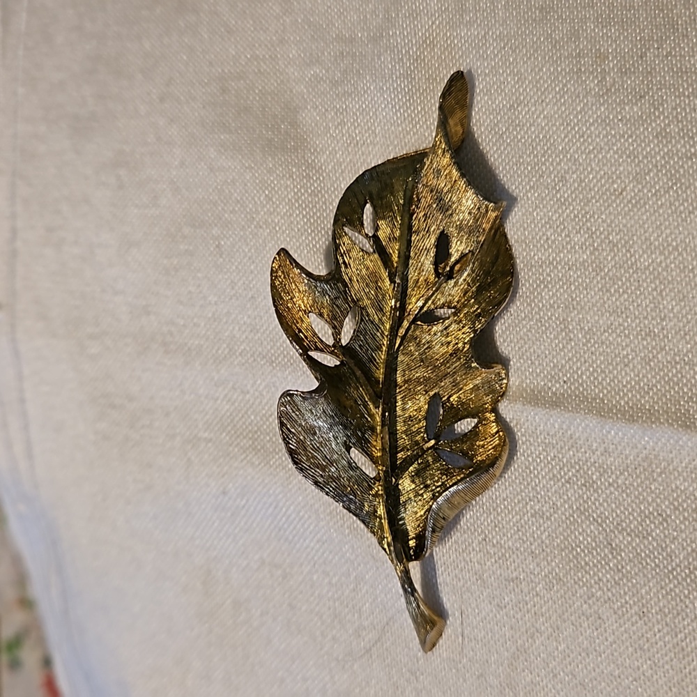 Mid-Century Gold-tone Textured Leaf Design Pin Back Brooch